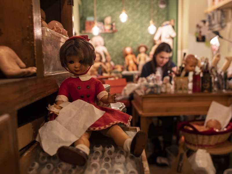 Nel negozio della &ldquo;dottoressa delle bambole&rdquo;, a Torino (foto LaPresse)&nbsp;<br />