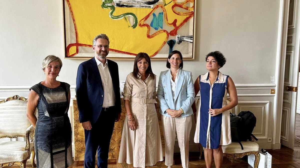 Immagine di Elly in Paris. L’incontro con la sindaca Hidalgo e la gauche Ztl