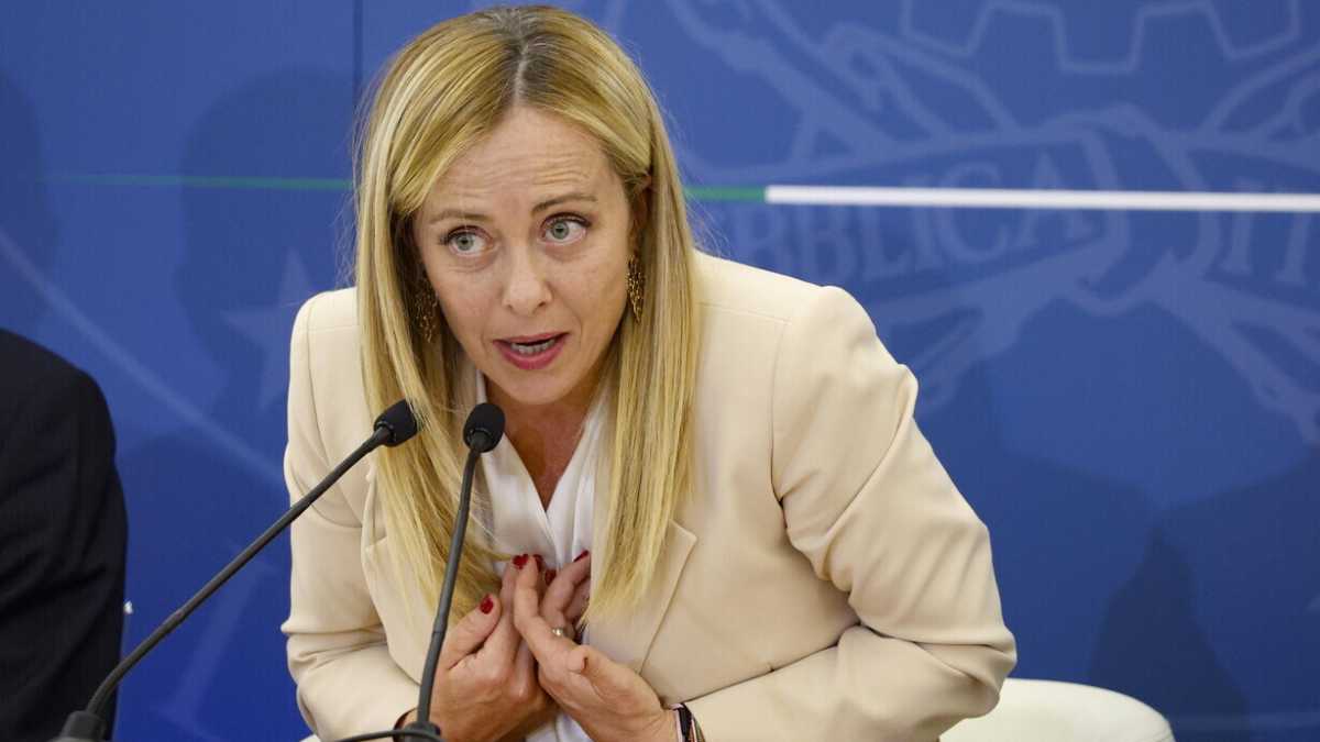Immagine di Meloni torna in conferenza stampa, recupera l’agenda securitaria e difende Giambruno
