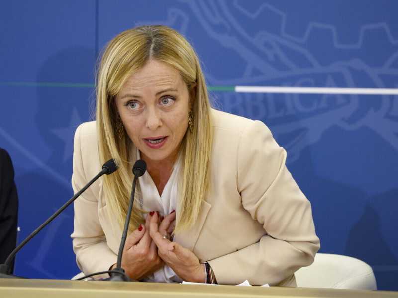 Meloni torna in conferenza stampa, recupera l’agenda securitaria e difende Giambruno