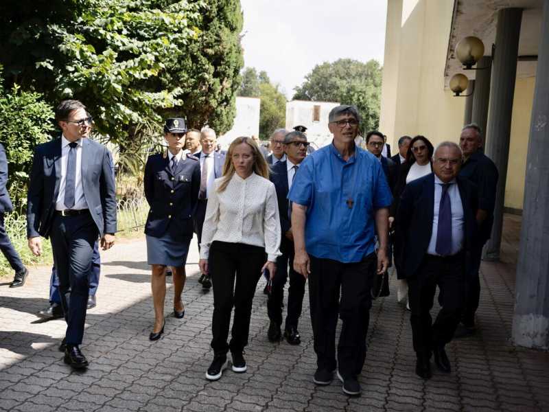  Meloni in visita a Caivano (foto Ansa)