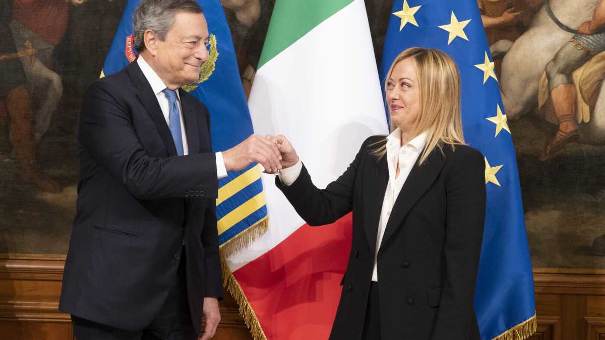Immagine di Tra Draghi e Macron. L'Eliseo cerca Meloni per il Patto di stabilità, ma lei diffida