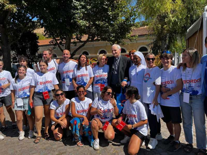 Il cardinale Matteo Zuppi, all'apertura del festival "A Bordo" di Mediterranea, con i volontari (Ansa) <br />