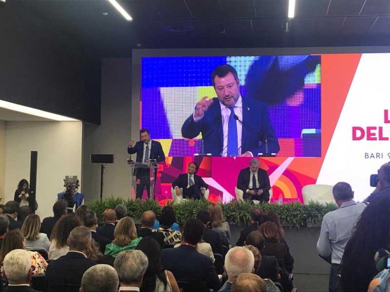 Alla Fiera del Levante, Salvini conferma che sarà una Manovra austera e apre al terzo mandato di Emiliano (e Zaia)