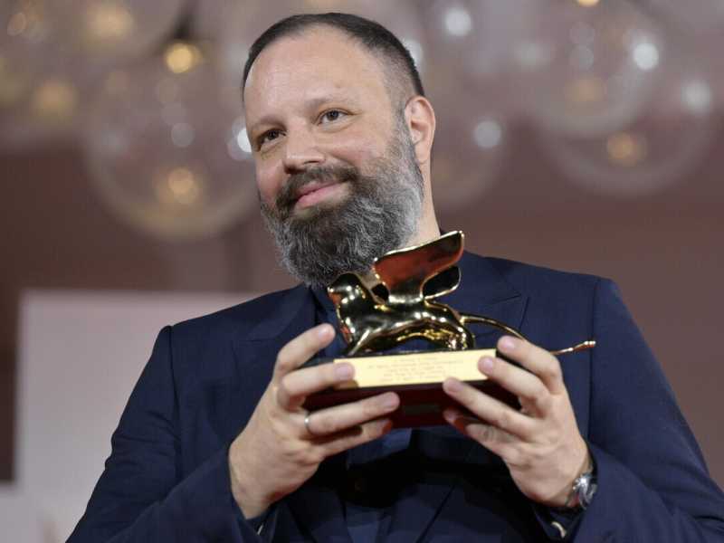 A Venezia il Leone d'oro va a "Poor things" con Emma Stone, ma è il festival dei migranti