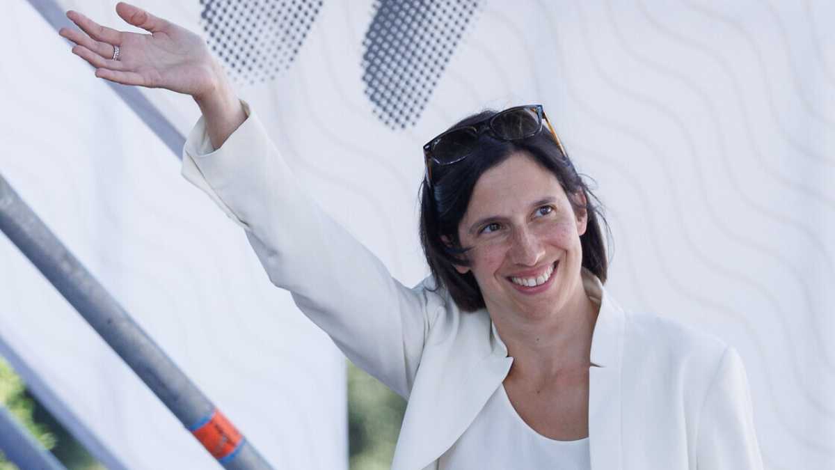 Immagine di Elly Schlein come Bossi, "fora de ball". Alle europee sogna Bersani e punta al "milione"