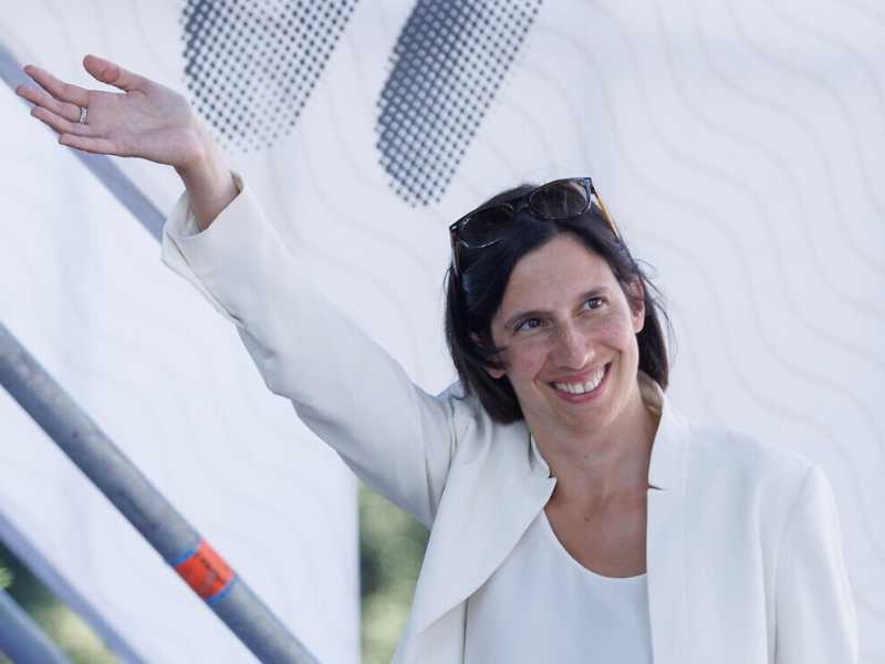 Elly Schlein come Bossi, "fora de ball". Alle europee sogna Bersani e punta al "milione"