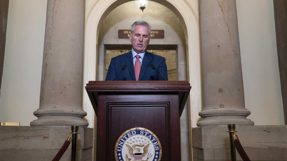 Immagine di Lo speaker McCarthy asseconda il ricatto trumpiano e avvia l’inchiesta per l’impeachment di Biden