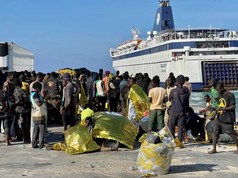 Un gruppo di migranti a Lampedusa, oggi (foto Ansa)