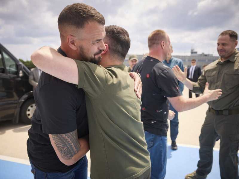 Zelensky con  membri della brigata Azov rilasciati dai russi nel luglio scorso (Ansa)&nbsp;<br />