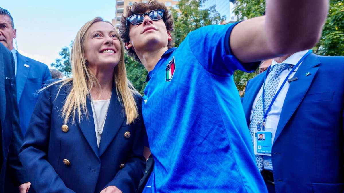 Immagine di Meloni bifronte: domenica festeggia "Un anno di storia" e intanto agita complotti