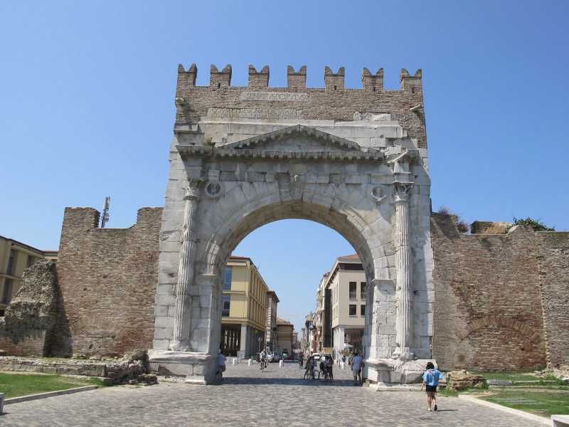 L'arco di Augusto a Rimini (Wikipedia)<br />