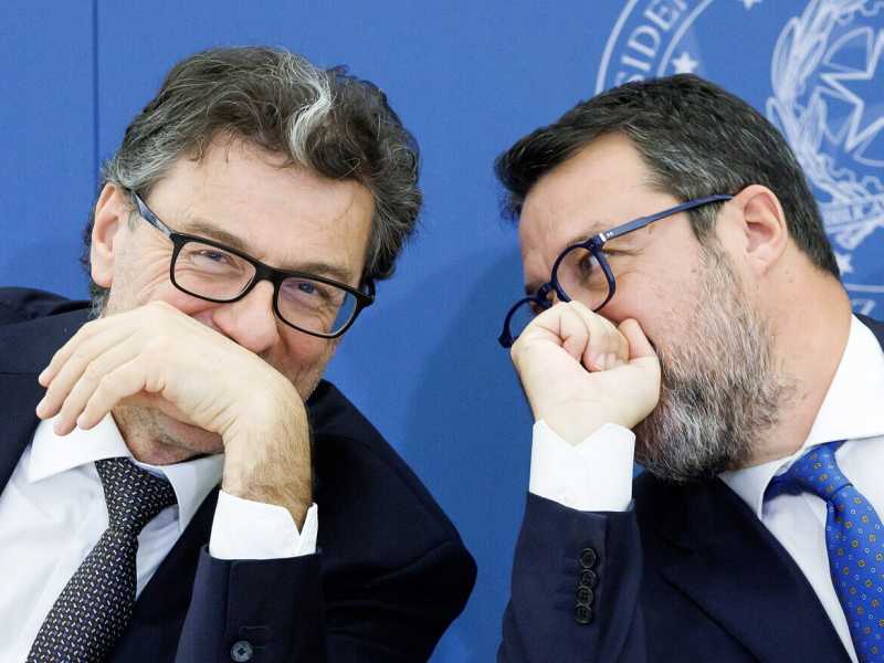 Il giardinier Giorgetti: taglia e privatizza. E' pronto a cedere quote di Aspi e Poste