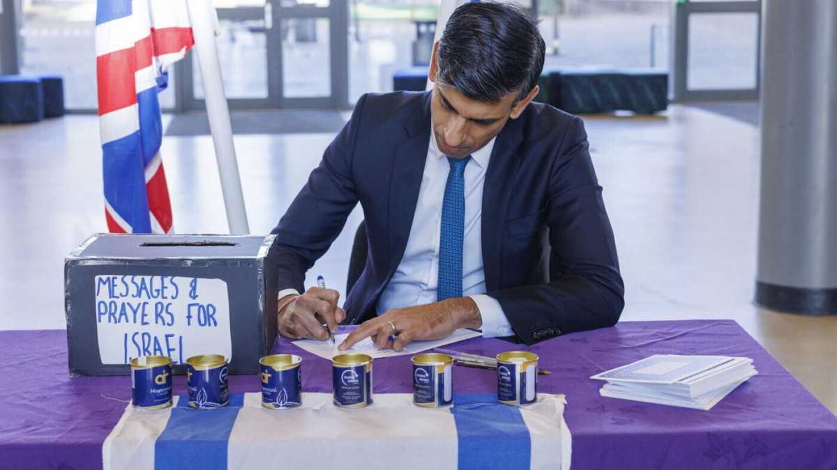 Immagine di Sunak in Israele offre solidarietà nell’“ora più buia” e si occupa degli aiuti a Gaza