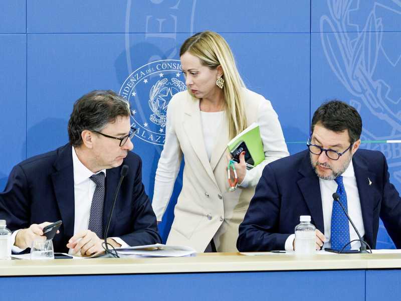 Calcio di Meloni. Stop agli sgravi. Salvini ha un suo nome per la Figc