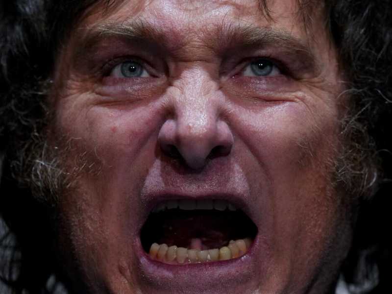 Il voto di domenica in Argentina. Milei invita ad andare alle urne, motosega alla mano