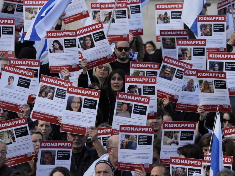 Che senso ha strappare le foto degli ostaggi di Hamas appese nelle nostre città? Risposte agghiaccianti