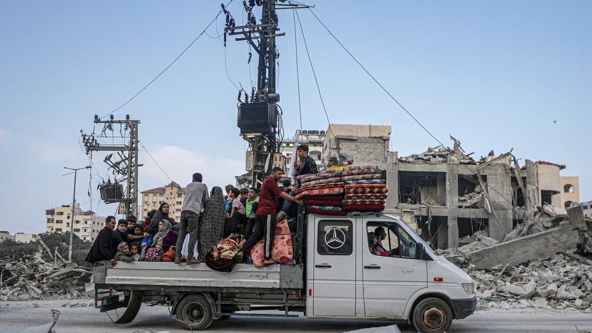 Immagine di Centinaia di stranieri pronti a lasciare Gaza. Biden: "Pausa per salvare gli ostaggi"