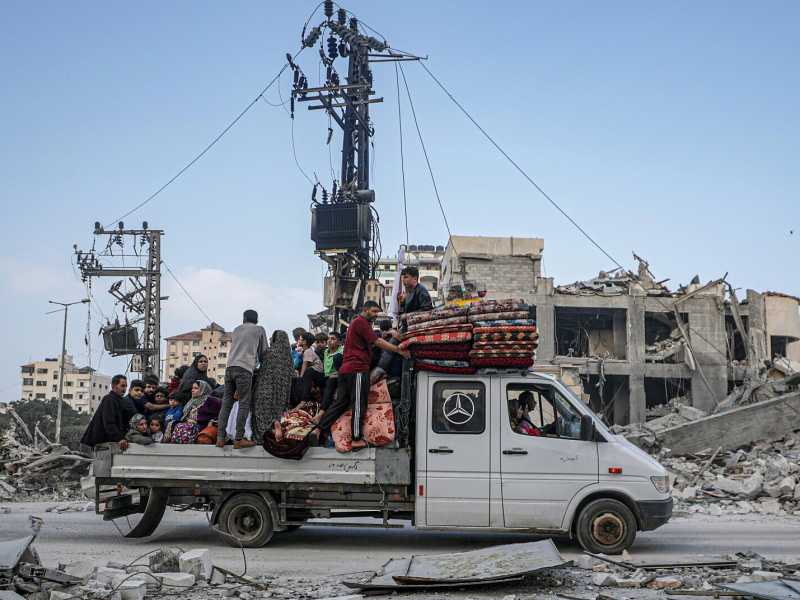 Centinaia di stranieri pronti a lasciare Gaza. Biden: "Pausa per salvare gli ostaggi"