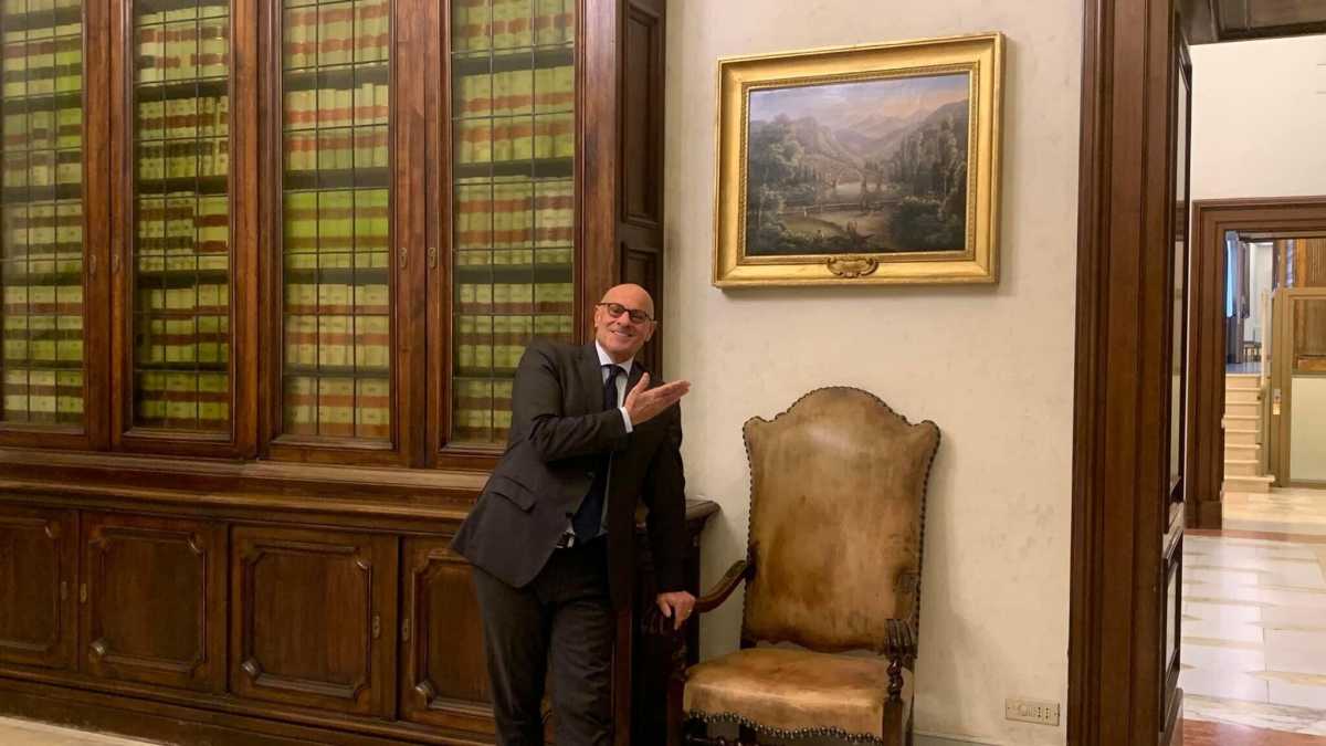 Immagine di Rampelli sfratta Napoleone e lo sostituisce con un quadro dei "Bagni di Lucca": "Adieu"