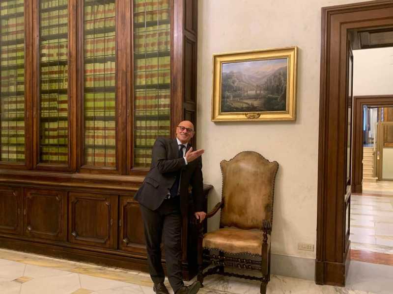 Rampelli sfratta Napoleone e lo sostituisce con un quadro dei "Bagni di Lucca": "Adieu"
