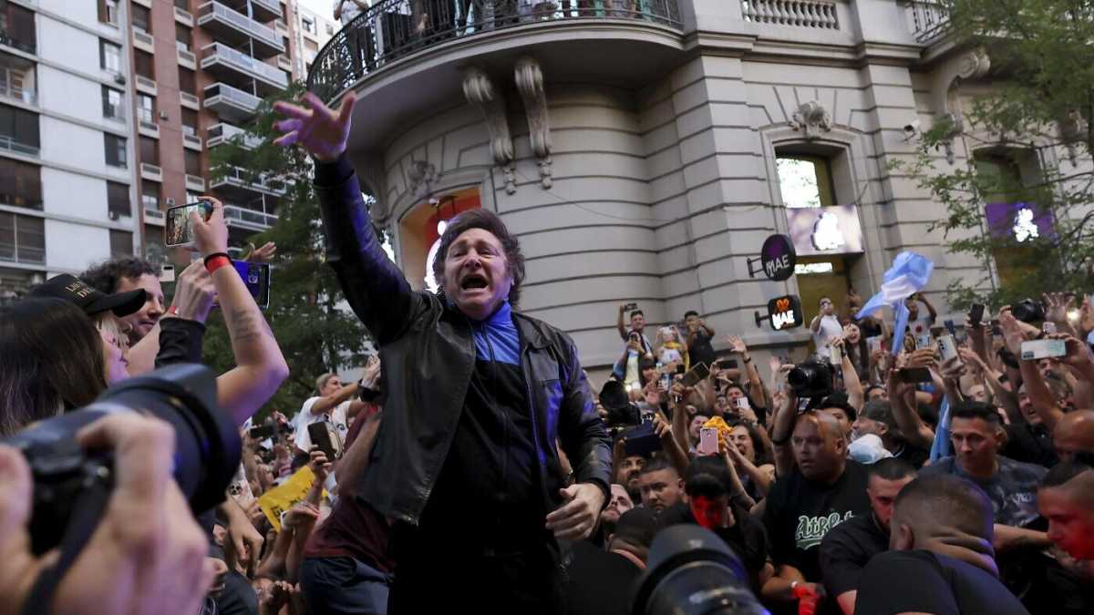 Immagine di Si vota in Argentina: è sfida tra Milei e Massa. L'ultimo comizio e l'appoggio dei politici