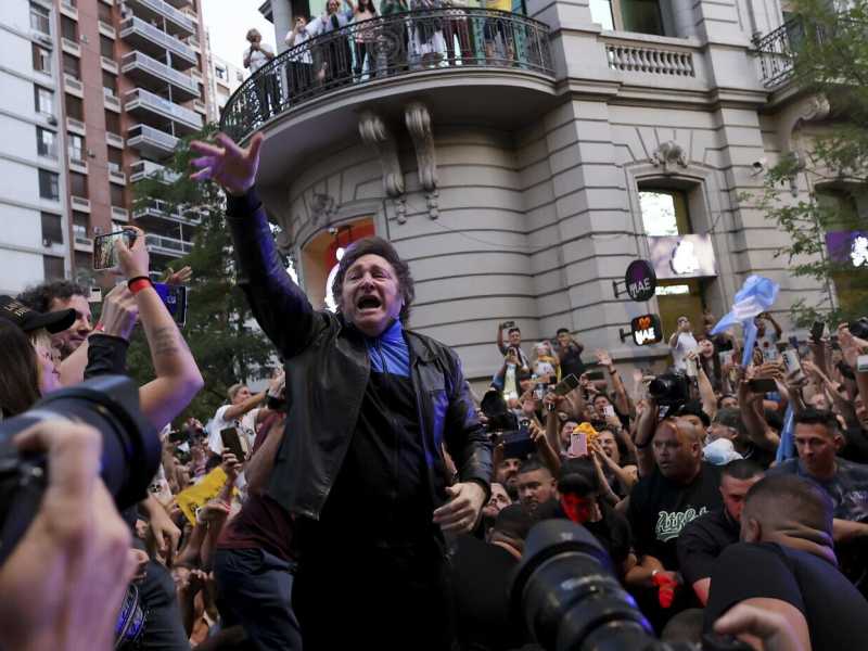 Si vota in Argentina: è sfida tra Milei e Massa. L'ultimo comizio e l'appoggio dei politici