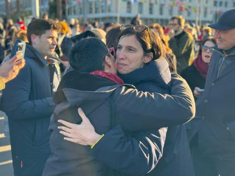 Il blitz di Schlein alla manifestazione contro i femminicidi, lontana dal palco e dai cori contro Israele