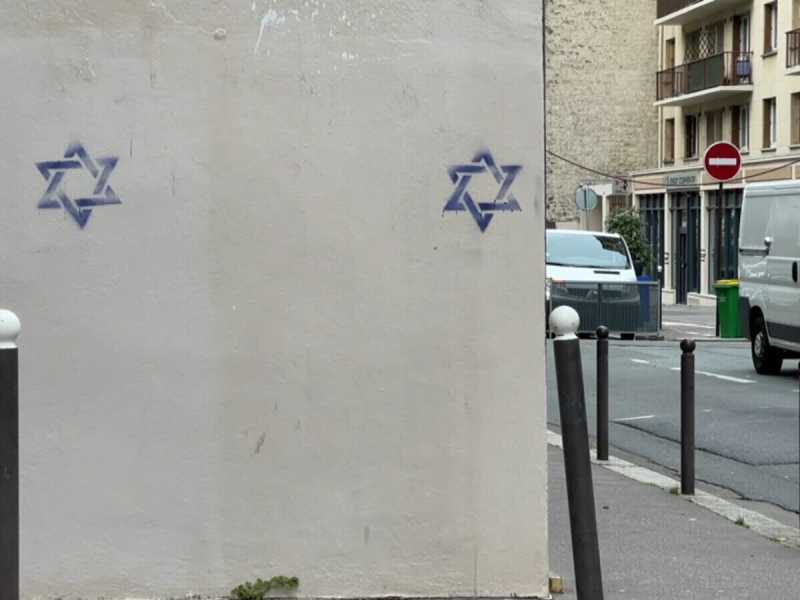 Stelle di David su abitazioni e negozi a Parigi (foto via Twitter)<br /><br type="_moz" />