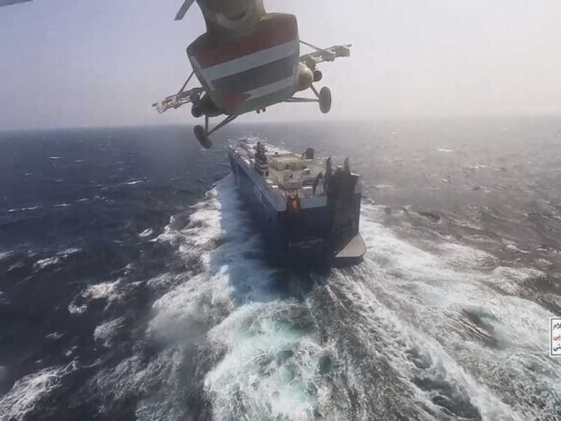 &nbsp;L'assalto della nave cargo Galaxy Leader a opera degli houthi a bordo di un elicottero (foto LaPresse)