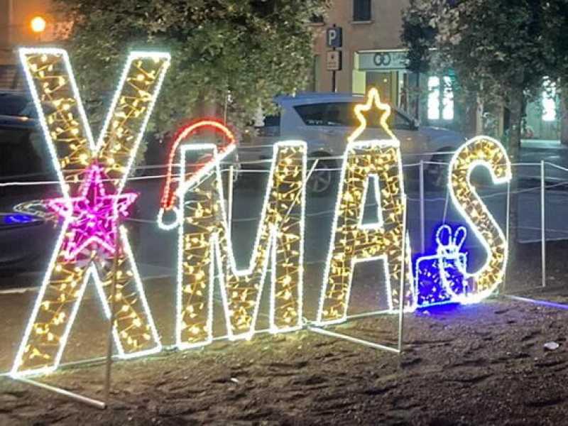 Prima i presepi, ora le lucine. Che noia le polemiche di Natale!