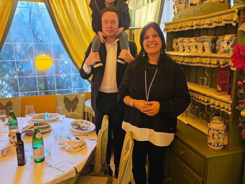 Il blitz enogastronomico di Musk da "Siciliainbocca": vini dell'Etna e arancine per il figlio
