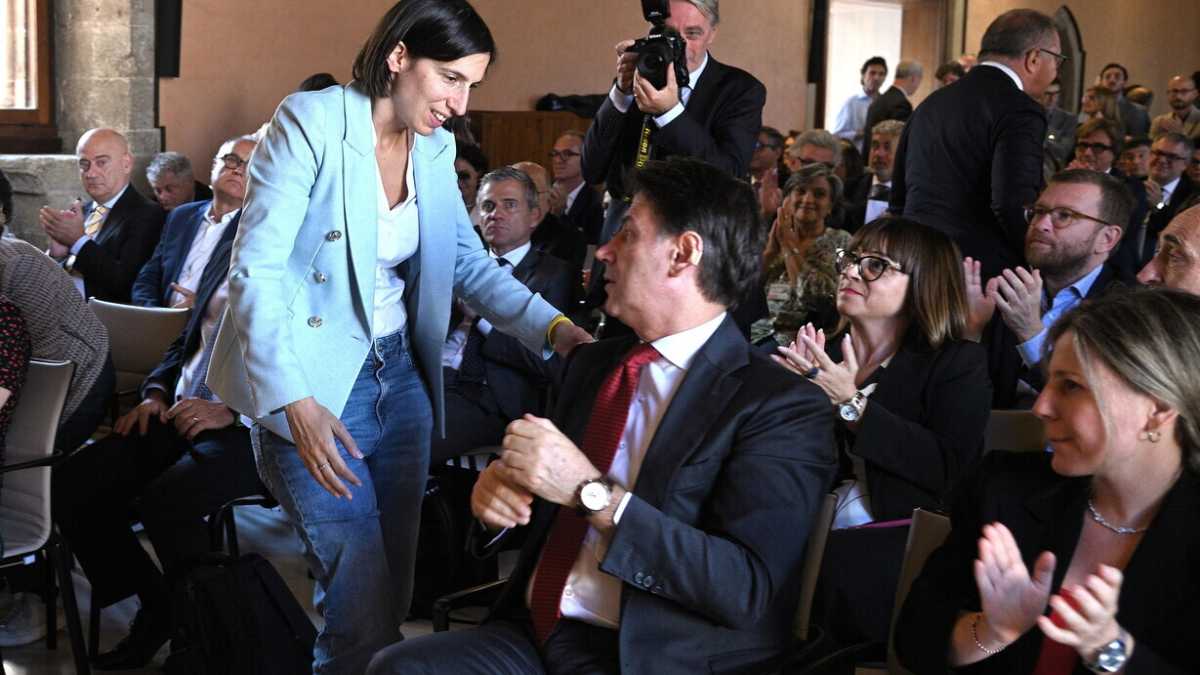 Immagine di La contro Atreju del Pd rilancia l'idea del federatore. Ma Conte frena