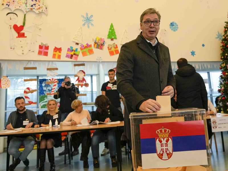 Il presidente serbo Aleksandar Vucic vota in un seggio a Belgrado, domenica 17 dicembre 2023 (AP Photo/Darko Vojinovic)&nbsp;<br />