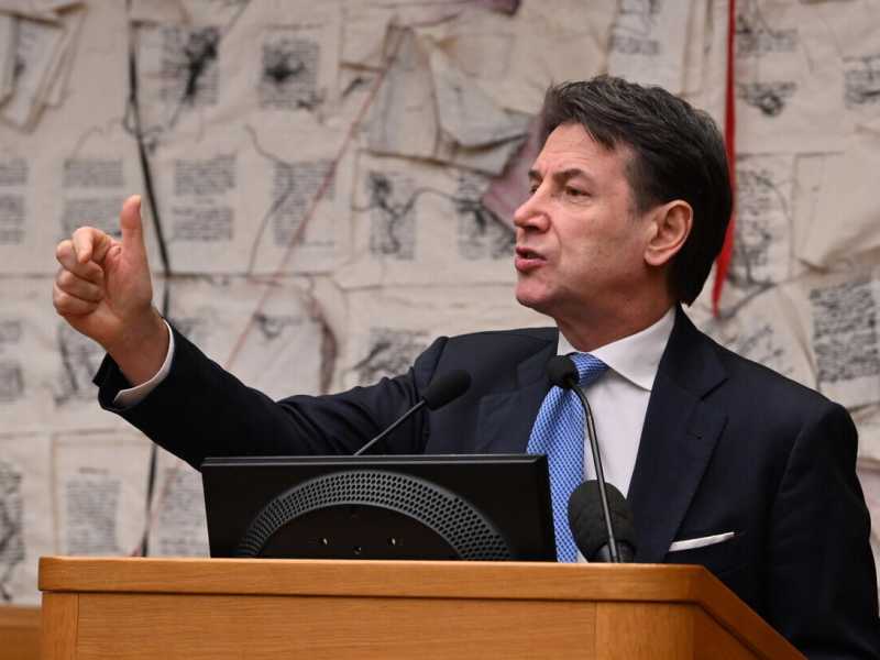 Conte manda Meloni dal Giurì e si sente il visir dei progressisti: Schlein avvisata