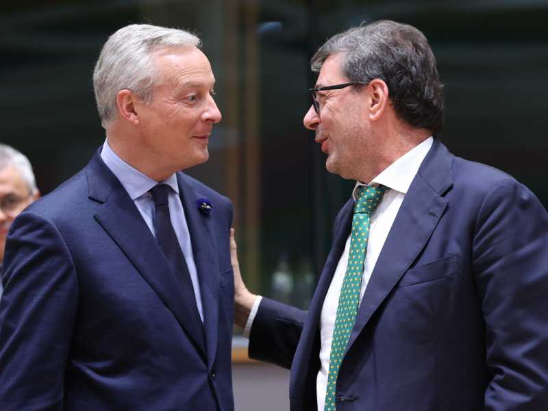 Bruno Le Maire e Giancarlo Giorgetti a Bruxelles (Dursun Aydemir/Anadolu Agency via Getty Images) <br />