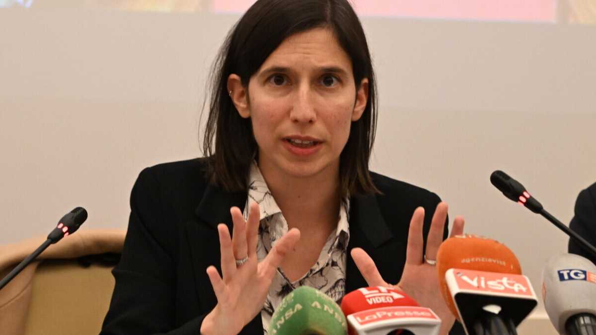 Immagine di Conte la insulta, ma Schlein dice: "Non gli risponderò mai. Ci alleeremo alle politiche"
