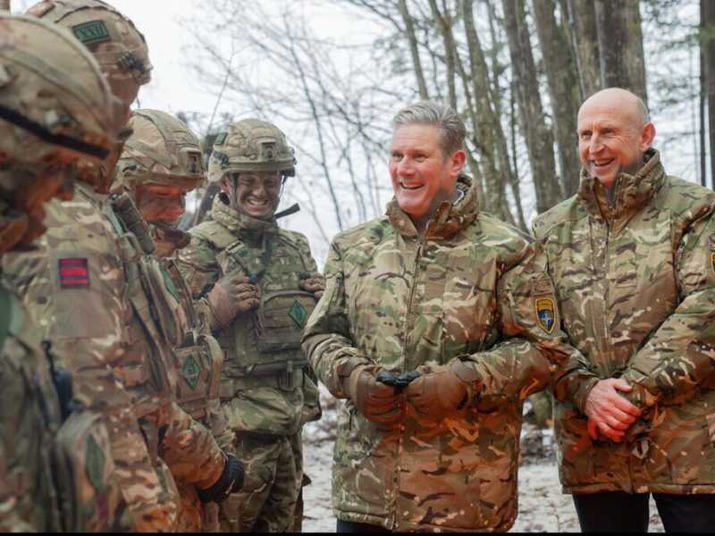 Il leader del Labour Starmer va al confine con la Russia a parlare di vittoria in Ucraina