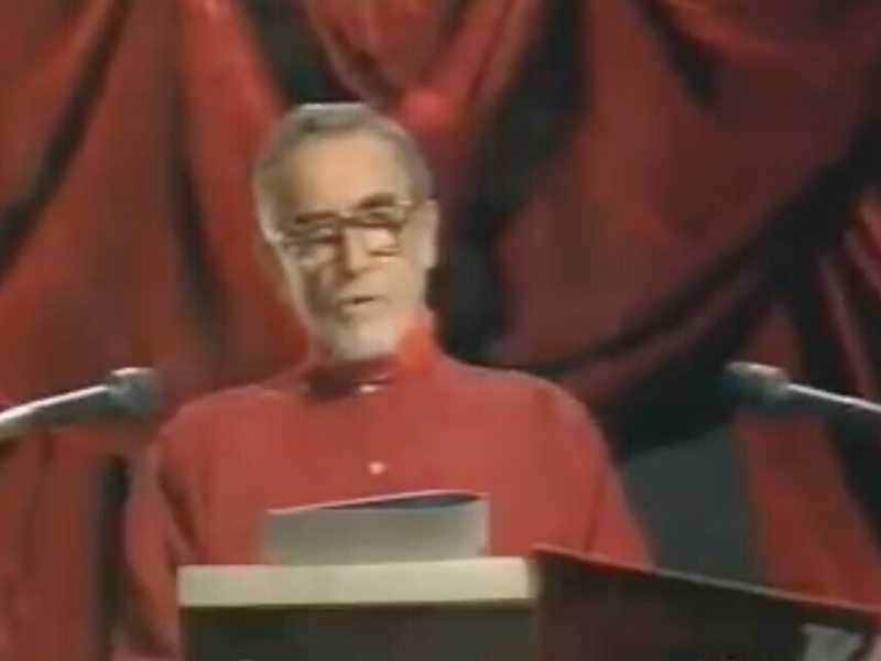 Vittorio Gassman legge le analisi cliniche/ Screenshot from YouTube 