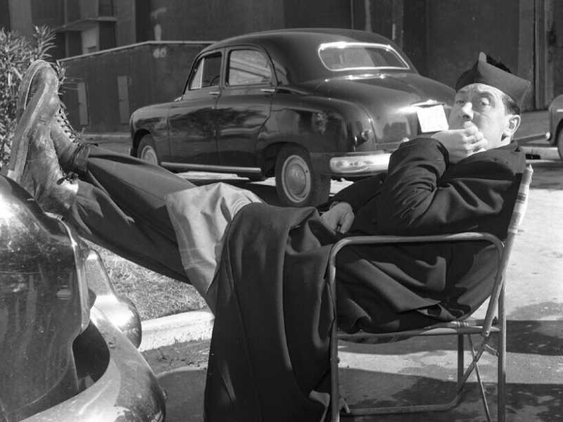 In un'immagine non datata dell'Istituto Luce, Fernandel durante una pausa nella lavorazione di un film della serie di Don Camillo e Peppone (Ansa)<br /><br />