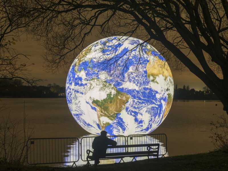 "Floating Earth" dell'artista Luke Jerram a Wigan, Inghilterra (Foto di Christopher Furlong/Getty Images)&nbsp;<br />