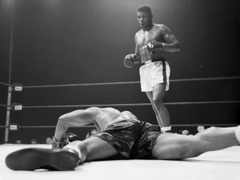 Floyd Patterson (1935 &ndash; 2006), dopo aver mandato al tappeto Archie Moore. E&rsquo; stato  campione dei massimi tra il 1956 e il 1962 (foto Getty)&nbsp;<br />