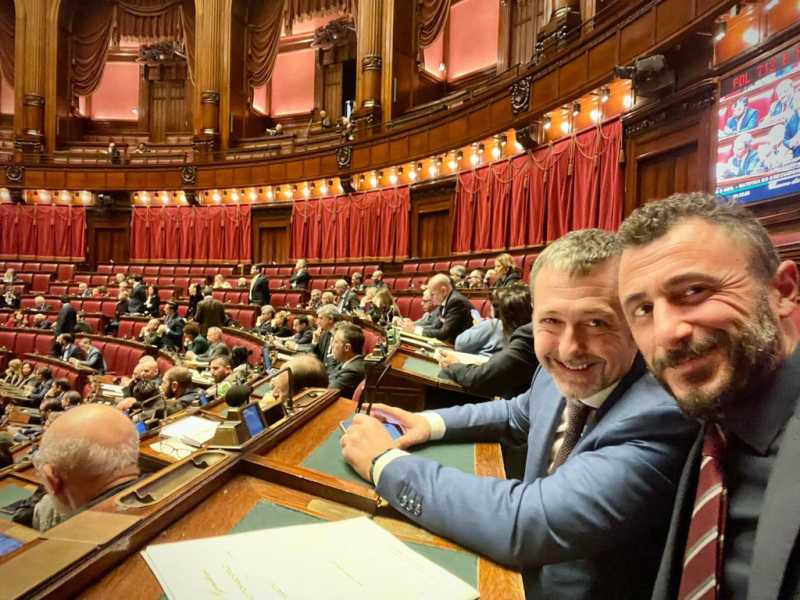 Il caso Pozzolo conferma che l’unico pericolo per Meloni sono i citrulli che le stanno intorno