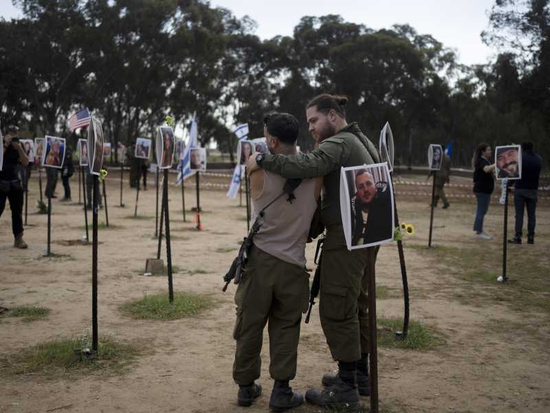 Re&rsquo;im, sud di Israele: due giovani sul luogo del massacro del 7 ottobre al festival musicale (foto Ap/Maya Alleruzzo) &nbsp;<br />