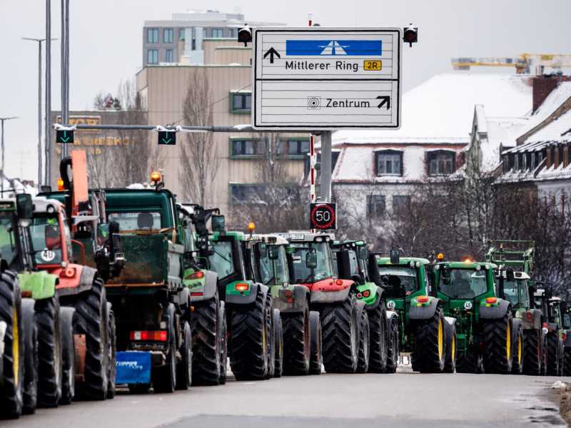 Proteste degli agricoltori, in trattore lungo il Mittlerer Ring di Monaco l'8 gennaio 2024 (Matthias Balk/dpa via Getty Images)&nbsp;<br />