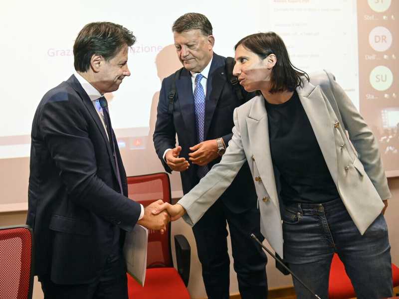 Prima del confronto Meloni-Schlein, il giurì di Conte: l'uomo in più tra le due