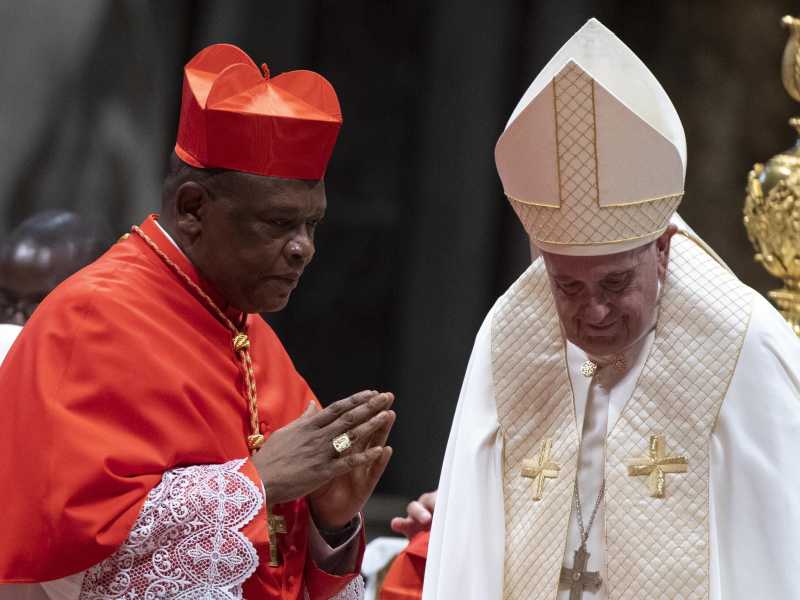  Il presidente delle Conferenze episcopali africane, Fridolin Ambongo, insieme a Papa Francesco