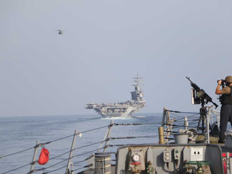 La USS eisenhower transita nello Stretto di Hormuz (foto: Centcom)