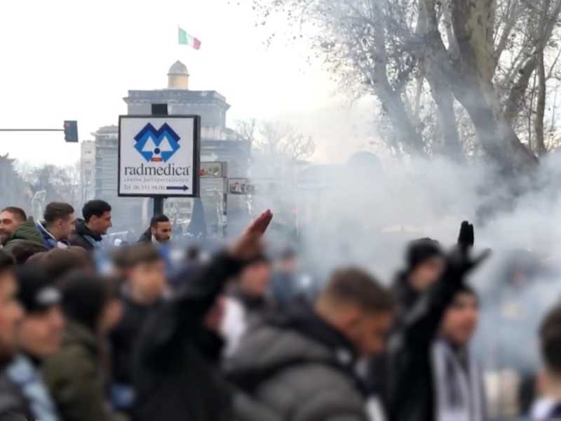Saluti romani dei tifosi laziali a Roma prima del derby di Coppa Italia del 10 gennaio (Ansa)&nbsp;<br />