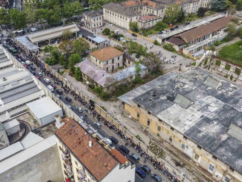&nbsp;Coda per andare al fuorisalone di Alcova